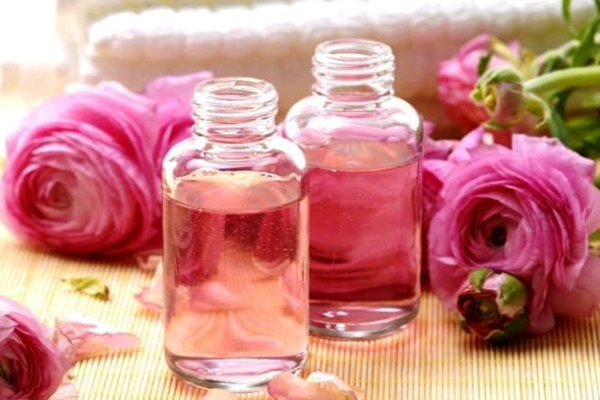 Cách làm mỹ phẩm dưỡng da từ hoa hồng